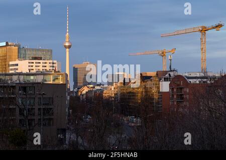 Berlin, Allemagne 31-12-2020 Fernsehturm, chantier de construction de grues le long de la Lindenstrasse. Paysage urbain dans la capitale allemande au dernier coucher du soleil de 2020 Banque D'Images