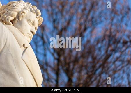 Statue en pierre du génie musical, compositeur et pianiste Ludwig van Beethoven, dans un monument de 1898. La lumière du jour chaude horizontale à angle bas repart en arrière Banque D'Images