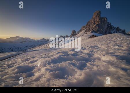 Vue panoramique d'un coucher de soleil à Passo Giau, un col de montagne dans les Dolomites, près de Cortina d'Ampezzo, Italie Banque D'Images