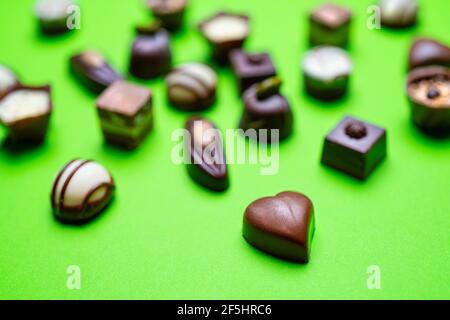 quelques petits chocolats décorés sur une surface colorée Banque D'Images