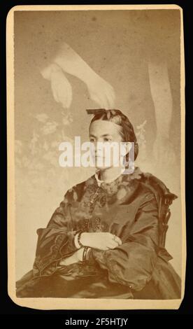 Femme non identifiée assise avec les bras d'un « esprit » sur sa tête. William H. Mumler (américain, 1832 - 1884) Banque D'Images