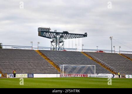 Renfrewshire, Écosse - 2nd septembre 2014 : une grue surplombant le parc Cappielow à Port Glasgow. Banque D'Images