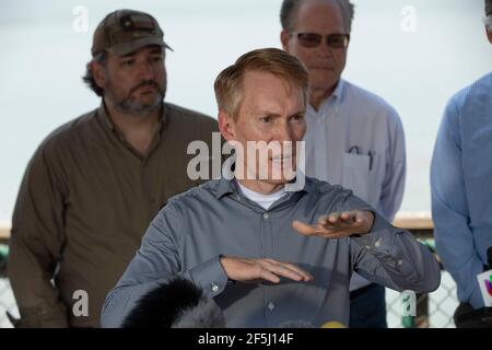 Granjeno, Texas, États-Unis, 26 mars 2021. James LANKFORD, sénateur de l'Oklahoma, parle aux médias après que 18 sénateurs républicains américains ont roulé sur la rivière Rio Grande, au sud de Mission, dans quatre canots de sécurité publique du Texas, à la fin d'une tournée éclair dans le sud du Texas. Les sénateurs ont vu un centre de traitement des migrants surpeuplé à Donna et un cadavre flottant dans la rivière au nord du parc Anzalduas. Crédit : Bob Daemmrich/Alay Live News Banque D'Images