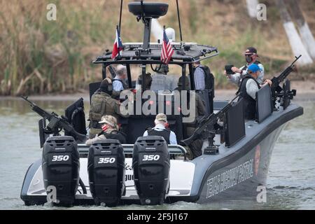 Granjeno, Texas, États-Unis, 26 mars 2021. En portant des gilets pare-balles, une délégation de sénateurs républicains se promette sur le fleuve Rio Grande au sud de Mission dans un bateau à canon lourdement armé du ministère de la sécurité publique du Texas. Au cours de leur tournée éclair dans le sud du Texas, les 18 sénateurs ont vu un centre de traitement des migrants surpeuplé à Donna et un cadavre flottant dans la rivière au nord du parc Anzalduas. Crédit : Bob Daemmrich/Alay Live News Banque D'Images