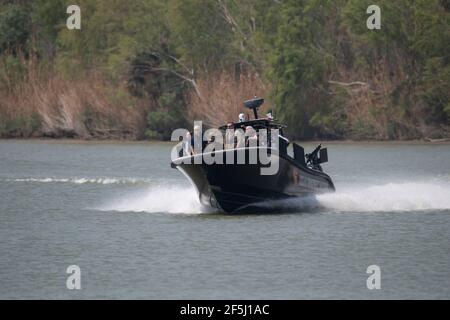 Granjeno, Texas, États-Unis, 26 mars 2021. En portant des gilets pare-balles, une délégation de sénateurs républicains se promette sur le fleuve Rio Grande au sud de Mission dans un bateau à canon lourdement armé du ministère de la sécurité publique du Texas. Au cours de leur tournée éclair dans le sud du Texas, les 18 sénateurs ont vu un centre de traitement des migrants surpeuplé à Donna et un cadavre flottant dans la rivière au nord du parc Anzalduas. Crédit : Bob Daemmrich/Alay Live News Banque D'Images