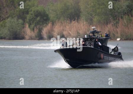 Granjeno, Texas, États-Unis, 26 mars 2021. En portant des gilets pare-balles, une délégation de sénateurs républicains se promette sur le fleuve Rio Grande au sud de Mission dans un bateau à canon lourdement armé du ministère de la sécurité publique du Texas. Au cours de leur tournée éclair dans le sud du Texas, les 18 sénateurs ont vu un centre de traitement des migrants surpeuplé à Donna et un cadavre flottant dans la rivière au nord du parc Anzalduas. Crédit : Bob Daemmrich/Alay Live News Banque D'Images