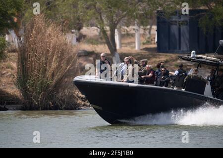 Granjeno, Texas, États-Unis, 26 mars 2021. En portant des gilets pare-balles, une délégation de sénateurs républicains se promette sur le fleuve Rio Grande au sud de Mission dans un bateau à canon lourdement armé du ministère de la sécurité publique du Texas. Au cours de leur tournée éclair dans le sud du Texas, les 18 sénateurs ont vu un centre de traitement des migrants surpeuplé à Donna et un cadavre flottant dans la rivière au nord du parc Anzalduas. Crédit : Bob Daemmrich/Alay Live News Banque D'Images