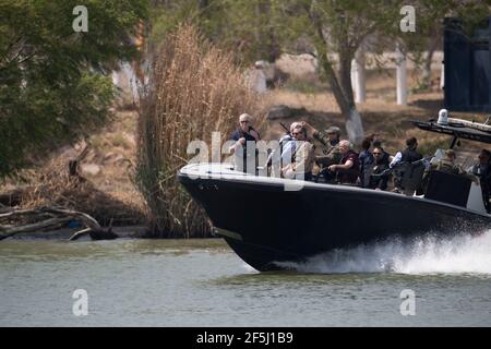 Granjeno, Texas, États-Unis, 26 mars 2021. En portant des gilets pare-balles, une délégation de sénateurs républicains se promette sur le fleuve Rio Grande au sud de Mission dans un bateau à canon lourdement armé du ministère de la sécurité publique du Texas. Au cours de leur tournée éclair dans le sud du Texas, les 18 sénateurs ont vu un centre de traitement des migrants surpeuplé à Donna et un cadavre flottant dans la rivière au nord du parc Anzalduas. Crédit : Bob Daemmrich/Alay Live News Banque D'Images