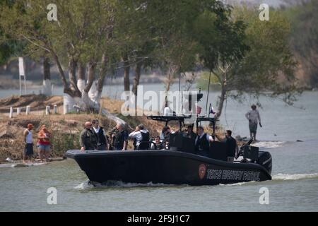 Granjeno, Texas, États-Unis, 26 mars 2021. Avec le Mexique en arrière-plan, une délégation de sénateurs républicains se promèneront sur le fleuve Rio Grande au sud de Mission dans un bateau à canon du ministère de la sécurité publique du Texas lourdement armé. Au cours de leur tournée éclair dans le sud du Texas, les 18 sénateurs ont vu un centre de traitement des migrants surpeuplé à Donna et un cadavre flottant dans la rivière au nord du parc Anzalduas. Crédit : Bob Daemmrich/Alay Live News Banque D'Images