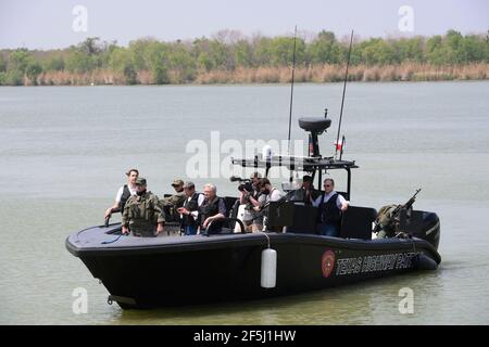 Granjeno, Texas, États-Unis, 26 mars 2021. En portant des gilets pare-balles, une délégation de sénateurs républicains se promette sur le fleuve Rio Grande au sud de Mission dans un bateau à canon lourdement armé du ministère de la sécurité publique du Texas. Au cours de leur tournée éclair dans le sud du Texas, les 18 sénateurs ont vu un centre de traitement des migrants surpeuplé à Donna et un cadavre flottant dans la rivière au nord du parc Anzalduas. Crédit : Bob Daemmrich/Alay Live News Banque D'Images