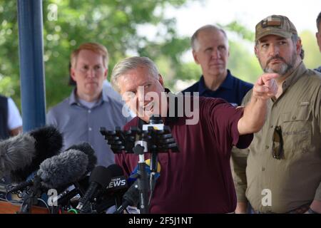 Granjeno, Texas, États-Unis, 26 mars 2021. Le sénateur LINDSEY GRAHAM de Caroline du Sud parle aux médias après que 18 sénateurs républicains américains ont roulé sur la rivière Rio Grande au sud de Mission dans quatre bateaux à canon de sécurité publique du Texas à la fin d'une tournée à tourbillon dans le sud du Texas. Les sénateurs ont vu un centre de traitement des migrants surpeuplé à Donna et un cadavre flottant dans la rivière au nord du parc Anzalduas. Crédit : Bob Daemmrich/Alay Live News Banque D'Images