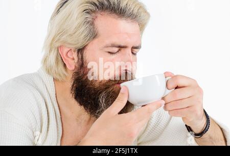 Bonjour. Homme barbu avec une tasse de café. Beau homme appréciant une tasse de boisson. Banque D'Images