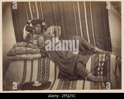 Inclinable, odalisque algérien, tribu Ouled Nail. Fabricant inconnu, français Banque D'Images