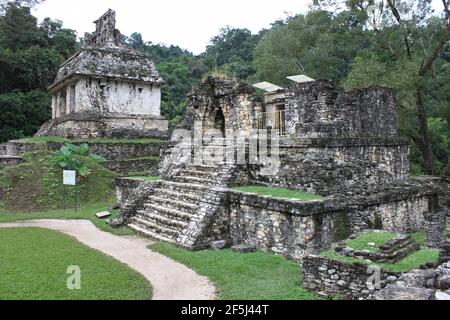 Temples du Groupe de la Croix aux ruines mayas de Palenque, Mexique Banque D'Images