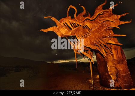 Borrego Springs, Californie. 23 mars 2021. Une sculpture de 350 pieds de long d'un serpent-dragon b artiste mexicain Ricardo Breceda sous un ciel orageux. Banque D'Images