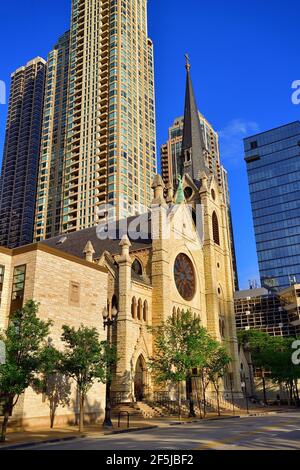 Chicago, Illinois, États-Unis. La cathédrale de Saint-Nom de style gothique se prélassant sous le soleil du soir pendant une journée d'été. Banque D'Images