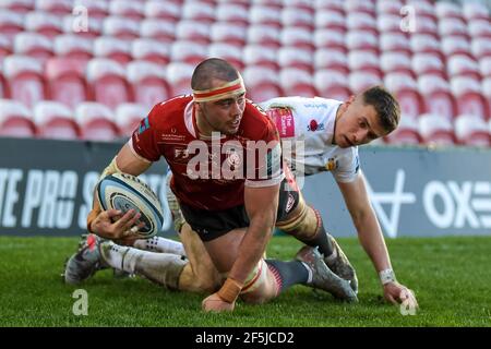 Gloucester, Royaume-Uni. 26 mars 2021. lewis ludlow #7 de Gloucester rugby attaqué par Harvey Skinner #10 d'Exeter Chiefs juste à côté de la ligne d'essai à Gloucester, Royaume-Uni le 3/26/2021. (Photo de Gareth Dalley/News Images/Sipa USA) Credit: SIPA USA/Alay Live News Banque D'Images