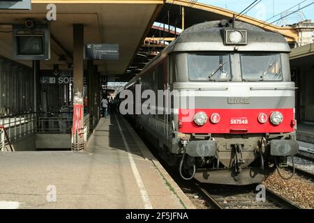 NÎMES, FRANCE - 29 OCTOBRE 2006 : train régional Corail intercite, le Cevenol, de Nîmes à Clermont ferrand de la SNCF sur une plate-forme de Gar Banque D'Images