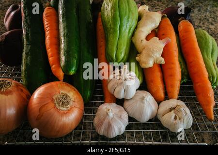 Mélange de légumes crus sur une table en granit Banque D'Images