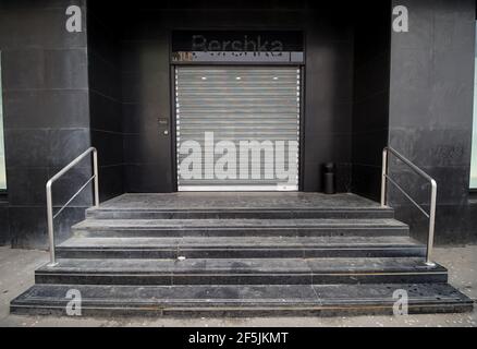 Bucarest, Roumanie - 25 mars 2021 : le magasin Bershka du centre commercial Unirea placé dans le lieu le plus achalandé de Roumanie a été fermé en raison de restrictions Banque D'Images