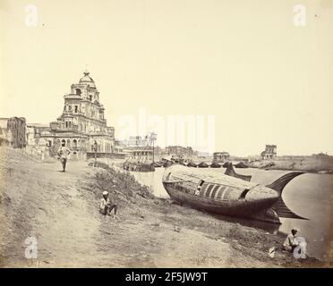 Château Manzil Palace, avec le bateau du roi en forme de poisson sur la rivière Gomti. Banque D'Images