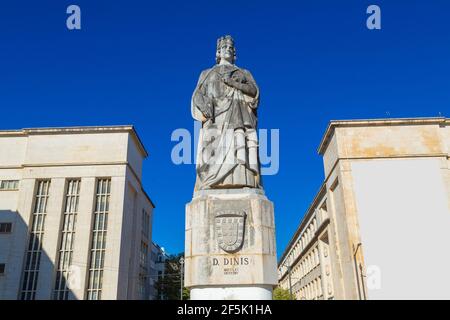 Statue du Roi Denis à l'Université Coimbra, Coimbra, Portugal, dans une belle journée d'été Banque D'Images