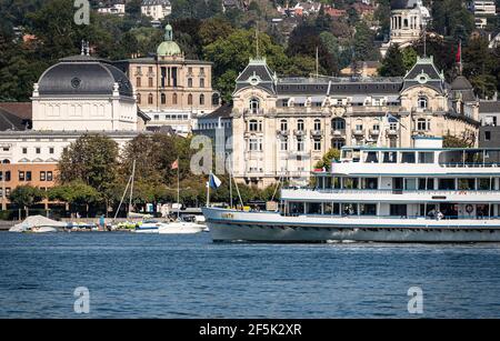 Zurich, Suisse - septembre 15 2020 : le bateau de croisière Linth navigue devant les bâtiments classiques qui bordent la zone exclusive du lac de Zurich Banque D'Images