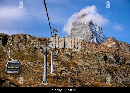 Zermatt, Suisse - septembre 21 2020 : le téléphérique express Matterhorn amène les touristes au pied du puissant sommet de Matterhorn, une icône de la Suisse Banque D'Images