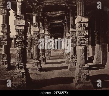 Intérieur de la Colonnade des piliers Hindoo à la Koobak. Bourne & Shepherd (anglais, fondée en 1863, dissoute en 2016) Banque D'Images