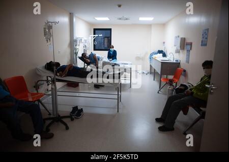 Plusieurs patients de la COVID19 vus sur des lits d'hôpital dans des salles de consultation dans l'aile d'urgence de l'hôpital IESS Quito sur. Au cours des dernières semaines, la capitale équatorienne a observé un rebond de Covid19 de nouveaux cas qui a causé une saturation des hôpitaux les plus importants de la ville, selon le Dr Francisco Mora, coordinateur de la surveillance épidémiologique et infectieuse de l'IESS SUR Hospital de Quito, Ce centre de santé est à 146% de sa capacité, ce qui a donné lieu à l'adaptation des salles d'attente et de consultation telles que les unités de soins intensifs dans l'aile d'urgence. (Photo de Juan Diego Monten Banque D'Images