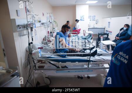 Plusieurs patients de la COVID19 vus sur des lits d'hôpital dans des salles de consultation dans l'aile d'urgence de l'hôpital IESS Quito sur. Au cours des dernières semaines, la capitale équatorienne a observé un rebond de Covid19 de nouveaux cas qui a causé une saturation des hôpitaux les plus importants de la ville, selon le Dr Francisco Mora, coordinateur de la surveillance épidémiologique et infectieuse de l'IESS SUR Hospital de Quito, Ce centre de santé est à 146% de sa capacité, ce qui a donné lieu à l'adaptation des salles d'attente et de consultation telles que les unités de soins intensifs dans l'aile d'urgence. (Photo de Juan Diego Monten Banque D'Images