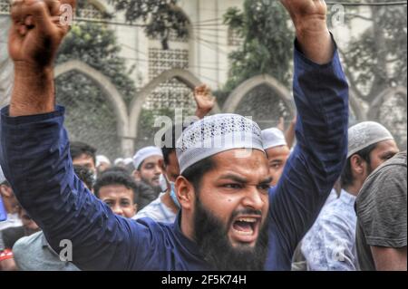 Dhaka, Bangladesh. 26 mars 2021. Beaucoup d'entre eux ont été blessés lors d'affrontements d'une durée d'une heure entre les militants de Hifazat-e-Islam et la BCL, ainsi que la police, lors d'une manifestation anti-Modi centrée sur la visite du Premier ministre indien Narendra Modi à Dhaka le 26 mars pour marquer le 50e jour de l'indépendance du pays. Ils ont mis le feu aux motos des piétons. (Photo de MD Saisful Amin/Pacific Press) Credit: Pacific Press Media production Corp./Alay Live News Banque D'Images