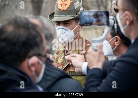 Le général Francesco Paolo Figliuolo (c) vu au cours d'un communiqué de presse.le général de corps, Francesco Paolo Figliuolo, récemment nommé commissaire extraordinaire pour l'urgence COVID-19, et Fabrizio Curcio, Chef du Département de la protection civile, ont visité les nouveaux centres de vaccination en Calabre. À Catanzaro, dans le quartier de bord de mer "Lido", ils ont visité le nouveau centre des expositions choisi comme centre potentiel. Sergio Abramo, maire de Catanzaro, et Antonino Spirlì, et gouverneur régional temporaire, les ont guidés pendant la visite. L'augmentation des centres de vaccination est considérée comme une priorité, en particulier Banque D'Images