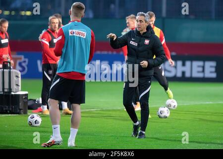 Varsovie, Pologne. 26 mars 2021. Paulo Sousa entraîneur de la Pologne gestes pendant la session d'entraînement officielle de l'équipe nationale polonaise de football avant les matchs de qualification de la coupe du monde de la FIFA, Qatar 2022 à Varsovie. (Photo de Mikolaj Barbanell/SOPA Images/Sipa USA) crédit: SIPA USA/Alay Live News Banque D'Images