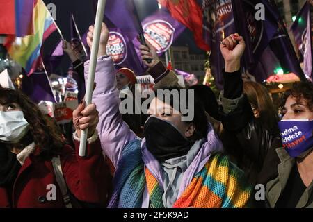 Istanbul, Turquie. 26 mars 2021. Les manifestants criaient des slogans tout en faisant des gestes pendant la manifestation.les femmes se sont rassemblées à Kad?koy pour protester contre le retrait de la Turquie de la Convention d'Istanbul. Crédit : SOPA Images Limited/Alamy Live News Banque D'Images