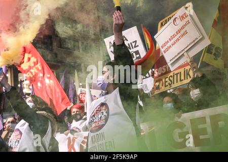 Istanbul, Turquie. 26 mars 2021. Des manifestants ont fait des éruptions brulantes pendant la manifestation.des femmes se sont rassemblées à Kad?koy pour protester contre le retrait de la Turquie de la Convention d'Istanbul. Crédit : SOPA Images Limited/Alamy Live News Banque D'Images