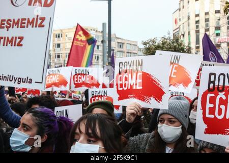 Istanbul, Turquie. 26 mars 2021. Des manifestants ont tenu des pancartes sur le thème « ne pas obéir. » pendant la manifestation.des femmes se sont rassemblées à Kad?koy pour protester contre le retrait de la Turquie de la Convention d'Istanbul. Crédit : SOPA Images Limited/Alamy Live News Banque D'Images