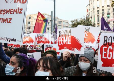 Istanbul, Turquie. 26 mars 2021. Des manifestants ont tenu des pancartes sur le thème « ne pas obéir. » pendant la manifestation.des femmes se sont rassemblées à Kad?koy pour protester contre le retrait de la Turquie de la Convention d'Istanbul. (Photo de Hakan Akgun/SOPA Images/Sipa USA) crédit: SIPA USA/Alay Live News Banque D'Images