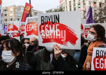 Istanbul, Turquie. 26 mars 2021. Des manifestants ont tenu des pancartes sur le thème « ne pas obéir. » pendant la manifestation.des femmes se sont rassemblées à Kad?koy pour protester contre le retrait de la Turquie de la Convention d'Istanbul. (Photo de Hakan Akgun/SOPA Images/Sipa USA) crédit: SIPA USA/Alay Live News Banque D'Images