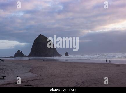 C'est le célèbre Haystack Rock à Cannon Beach sur la côte de l'Oregon. Banque D'Images