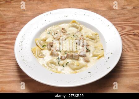 Cuisine italienne authentique connue sous le nom de Ravioli Cortina Banque D'Images