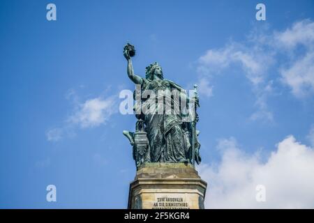 Germania figure de la Niederwalddenkmal tenant la couronne récupérée et l'épée impériale, Rüdesheim, Hesse, Allemagne Banque D'Images