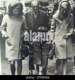 Randolph Churchill avec sa fille Arabella et Jacqueline Kennedy. Banque D'Images