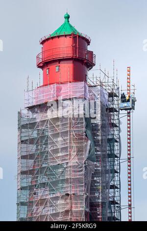 24 mars 2021, Basse-Saxe, Krumhörn: Le phare de Campen sur la côte est de la Frise est est échafaudé. Le phare le plus haut d'Allemagne est en cours de rénovation. Photo: Sina Schuldt/dpa Banque D'Images