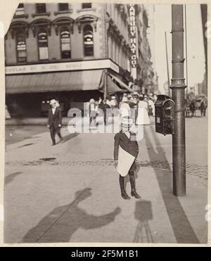 Autoportrait avec Newsboy. Lewis W. Hine (américain, 1874 - 1940) Banque D'Images