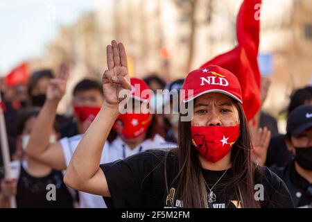 Washington, DC, Etats-Unis, 26 mars 2021. Sur la photo : les manifestants s'agenouillent et se lèvent trois doigts en solidarité et en soutien au retour de la démocratie au Myanmar après le récent coup d'État militaire. Crédit : Allison C Bailey/Alay Live News Banque D'Images