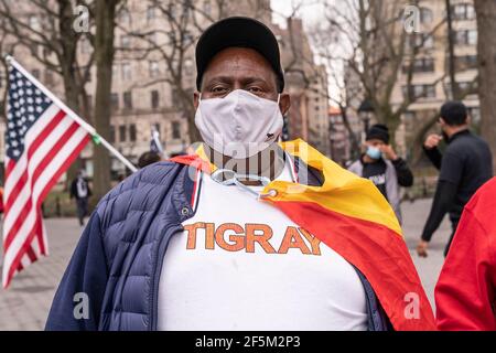 Des manifestants avec des drapeaux du Tigray et des affiches ont organisé un rassemblement sur la place Washington et se sont promenés le long de Broadway pour réclamer la fin de l'offensive éthiopienne contre les civils. Le conflit entre le gouvernement régional du Tigré et le gouvernement éthiopien a commencé en 2019 et s'est dégénéré en une guerre ouverte le 4 novembre 2020. Plus de 2.3 millions d'enfants sont coupés de l'aide et de l'aide humanitaire dont ils ont désespérément besoin. De nombreux manifestants portaient des vestes, des chapeaux et des masques faciaux aux couleurs du drapeau du Tigré. (Photo de Lev Radin/Pacific Press) Banque D'Images