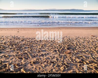 Seven Mile Beach et les vagues douces de Frederick Henry Bay avec la Tasman Peninsula en arrière-plan, Hobart, Tasmanie, Australie Banque D'Images