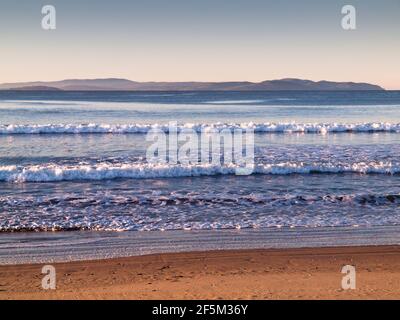 Petites vagues de Frederick Henry Bay et de la Tasman Peninsula depuis Seven Mile Beach, Hobart, Tasmanie, Australie Banque D'Images