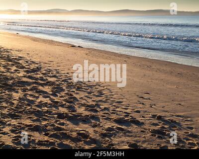 Lever du soleil sur Seven Mile Beach, Frederick Henry Bay, Tasmanie, Australie Banque D'Images